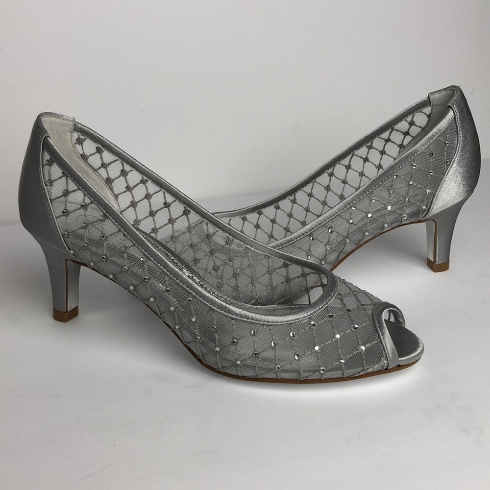 NEW Adrianna Papell Silver Fancy Pumps Heels 6